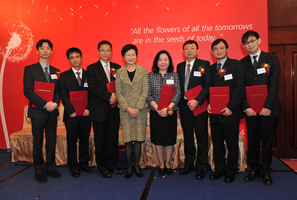 (from left) Dr. Hayden So Kwok-hay (HKU), Dr. Yao Wang (HKU), Professor Danny Chan  (HKU),  HKSAR Chief Secretary for Administration Mrs Carrie Lam Cheng Yuet-ngor, Professor Annie Cheung Nga-Yin (HKU), Professor Huang Yu (CUHK), Professor Jin Dong-Yan (HKU) and Professor James Lau Yun-wong (CUHK)